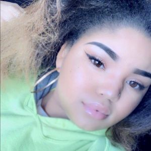 Meet your Posher, Desiree